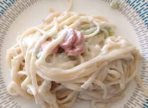 Una foto de Pastas con salchicha en salsa bechamel Karim style