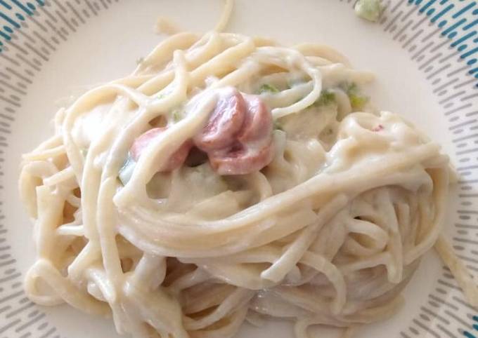Arriba 46+ imagen receta de espagueti blanco con salchichas