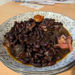 Una foto de Alubias negras con compango en olla de cocción lenta (Crockpot)