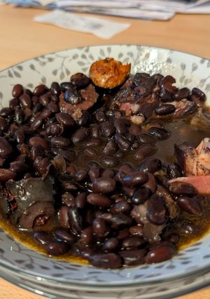 Una foto de Alubias negras con compango en olla de cocción lenta (Crockpot)