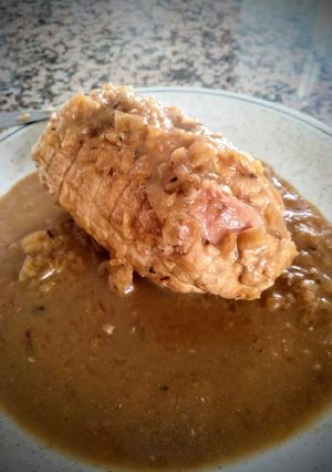 Una foto de Pechuga pollo rellena en salsa de setas