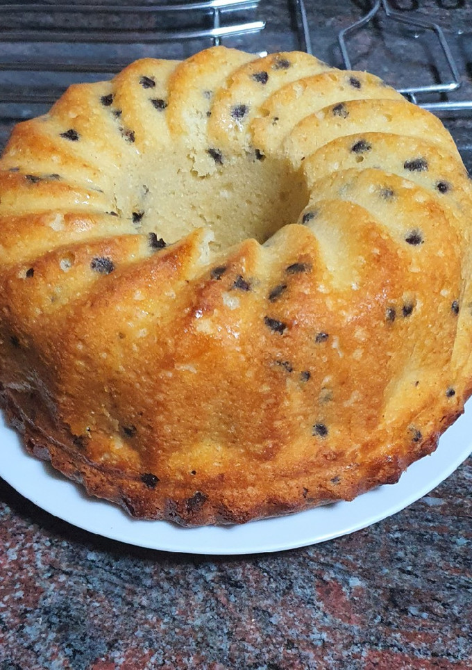 Una foto de Bundt cake de limón con chispas de chocolate