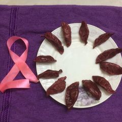 A picture of Beetroot chicken momos.