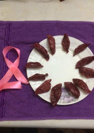 A picture of Beetroot chicken momos.