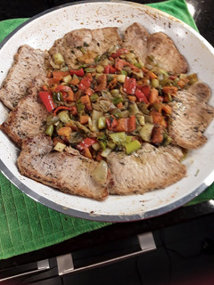 Una foto de Carne de cerdo con verduras (Bistec)