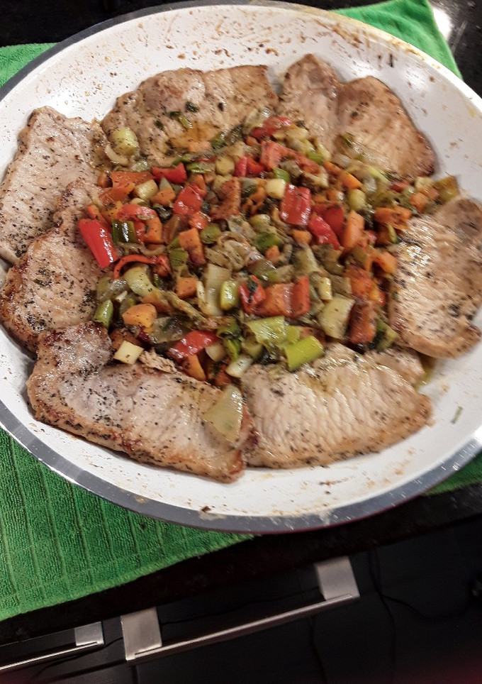 Una foto de Carne de cerdo con verduras (Bistec)