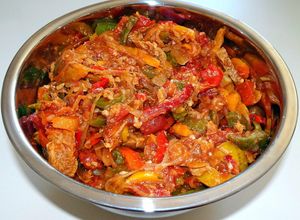 Une photo de Compotée de poivrons/oignons/PST (protéines de soja texturé) (vegan)