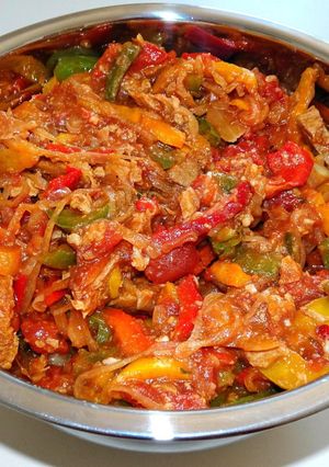 Une photo de Compotée de poivrons/oignons/PST (protéines de soja texturé) (vegan)
