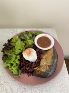 A picture of Fried mackerel with spicy shrimp paste.