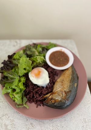 A picture of Fried mackerel with spicy shrimp paste.