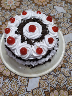 ब्लैक फॉरेस्ट केक (Black forest cake recipe in Hindi) रेसिपी मुख्य फोटो