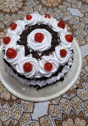 ब्लैक फॉरेस्ट केक (Black forest cake recipe in Hindi) रेसिपी मुख्य फोटो