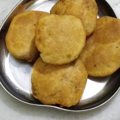 A picture of Maida aloo kachori.