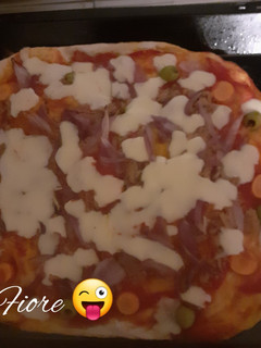 Foto di Pizza con farina Manitoba al tonno & cipolla rossa