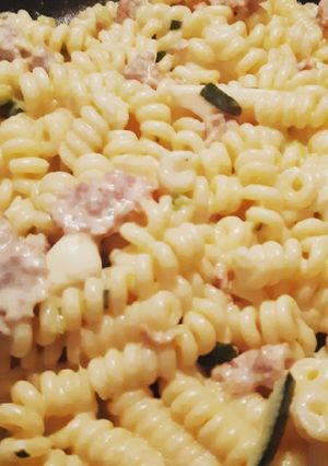 Foto di Fusilli bucati con Salsiccia, zucchina, Philadelphia e scamorza