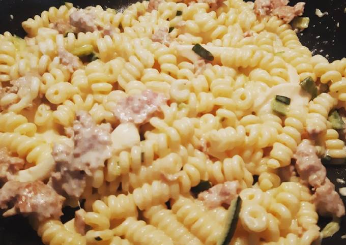 Ricetta Fusilli bucati con Salsiccia, zucchina, Philadelphia e scamorza di  cucinare_chepassione2019 - Cookpad