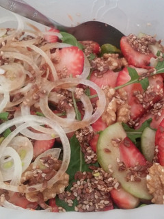 Una foto de Ensalada completa de Frutillas para acompañar carnes