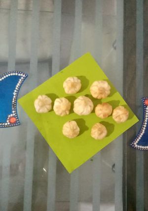 सूजी इंस्टेंट मोदक (Suji Instant Modak recipe in Hindi) रेसिपी मुख्य फोटो