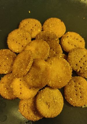 सूजी मठरी (Suji Mathri recipe in hindi) रेसिपी मुख्य फोटो