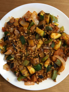 Una foto de Pisto de verduras con lentejas