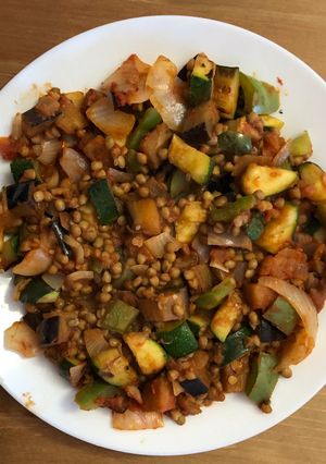 Una foto de Pisto de verduras con lentejas
