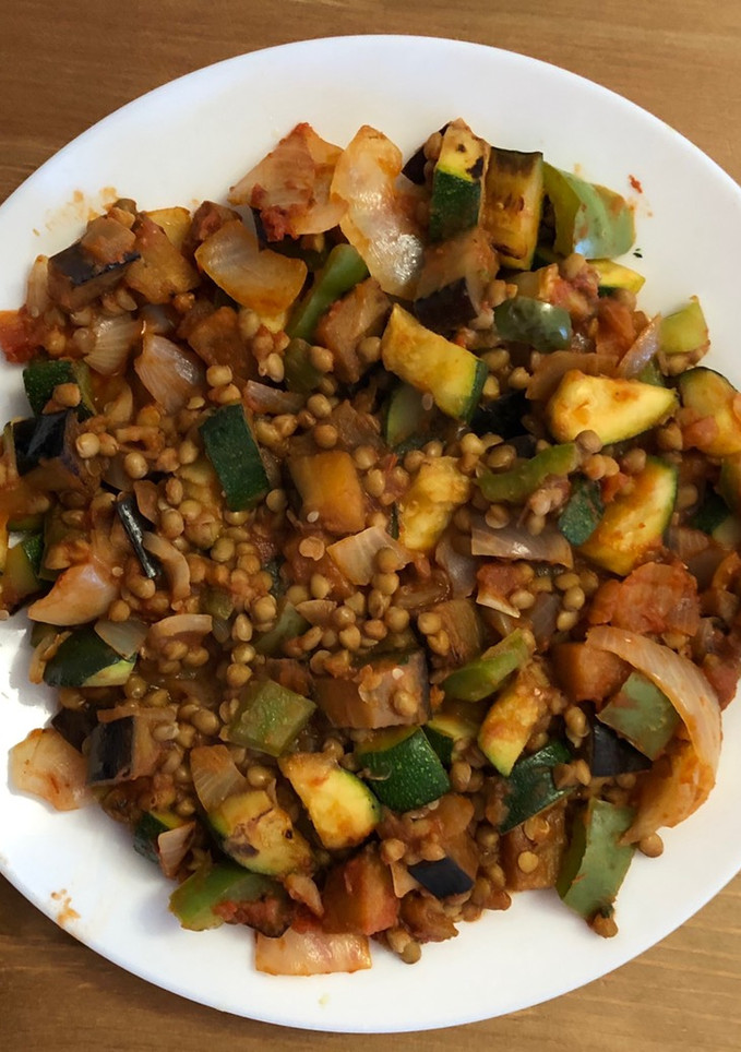 Una foto de Pisto de verduras con lentejas