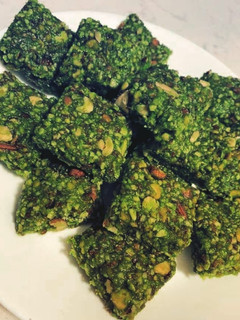 काजू पिस्ता बर्फी (kaju pista burfi recipe in Hindi) रेसिपी मुख्य फोटो