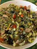 Salade de riz vert au jambon, concombre, poivrons, tomates et olives noires