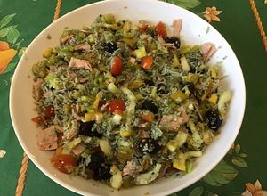 Une photo de Salade de riz vert au jambon, concombre, poivrons, tomates et olives noires