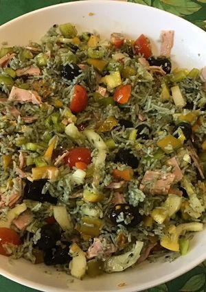 Une photo de Salade de riz vert au jambon, concombre, poivrons, tomates et olives noires
