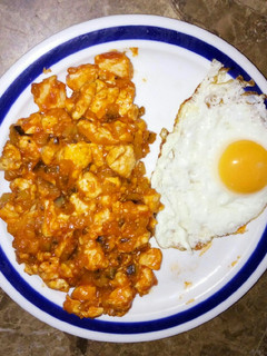 Una foto de Berenjena, tomate y huevo