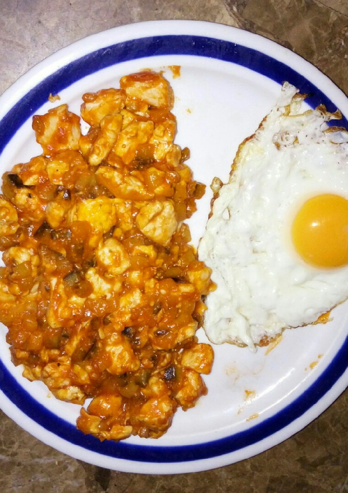 Una foto de Berenjena, tomate y huevo