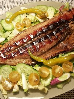 Una foto de Lomo de bonito a la plancha, con ensalada verde
