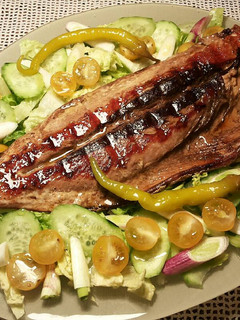 Una foto de Lomo de bonito a la plancha, con ensalada verde