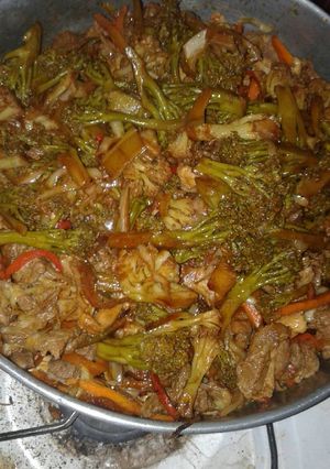 Una foto de Chop suey de carne y pollo sencillo