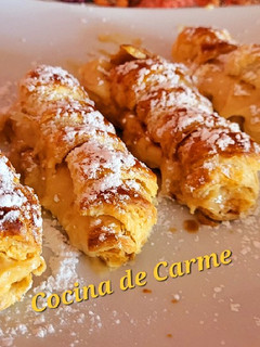 Una foto de Cannolis minis rellenos de crema de turrón