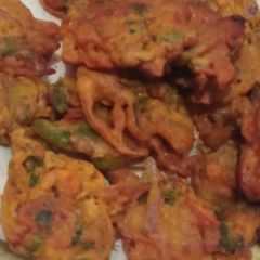 A picture of Palak pakora with green chutney.