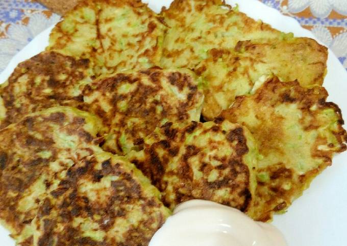 Ооадьи с кукузным крах малом. Кабачковые оладьи с кукурузной мукой. Кабачковые оладьи с кукурузной мукой. Кабачковые оладьи с кукурузой. Кабачковые оладьи с кукурузной мукой.