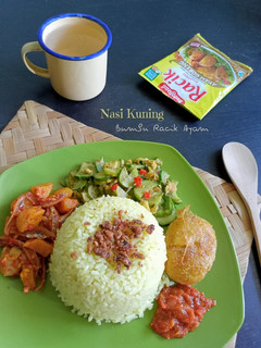 Foto resep Nasi Kuning Rice Cooker 'bumbu Racik Ayam'