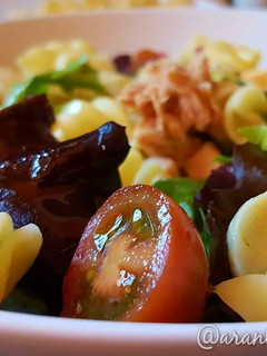 Una foto de Ensalada de pasta y lechugas variadas