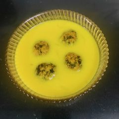 A picture of Methi kofta in kadhi.