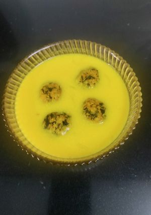 A picture of Methi kofta in kadhi.