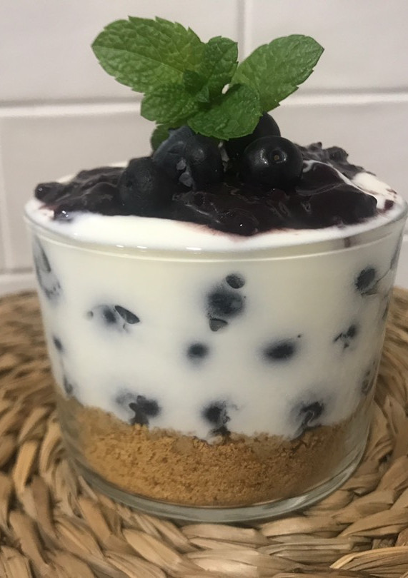 Una foto de Yogur con arándanos