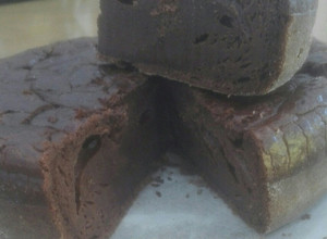 Una foto de Torta tipo Brownie sin harina / sin azúcar