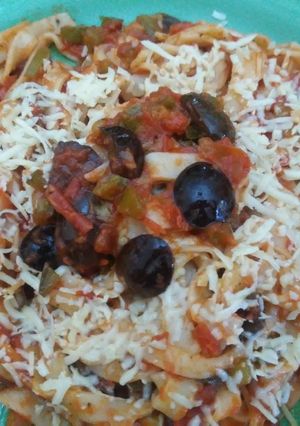 Una foto de Cintas con salsa de tomate, aceitunas negras y albahaca