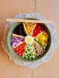 Ensalada con vegetales de estación tipo Poke bowl