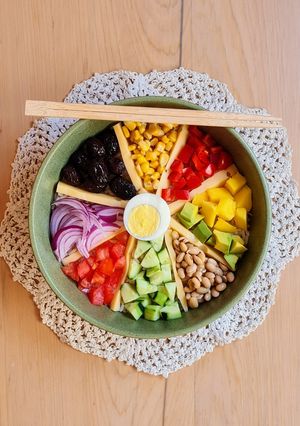 Una foto de Ensalada con vegetales de estación tipo Poke bowl