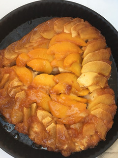 Una foto de Torta invertida de manzana y duraznos en almíbar