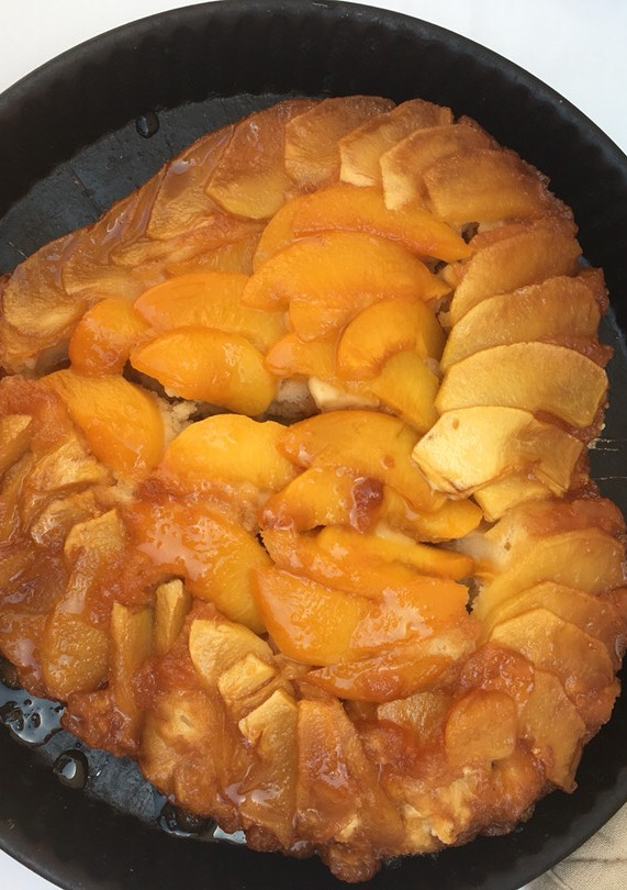 Una foto de Torta invertida de manzana y duraznos en almíbar