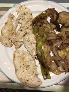 Una foto de Pechuga y verduras a la plancha